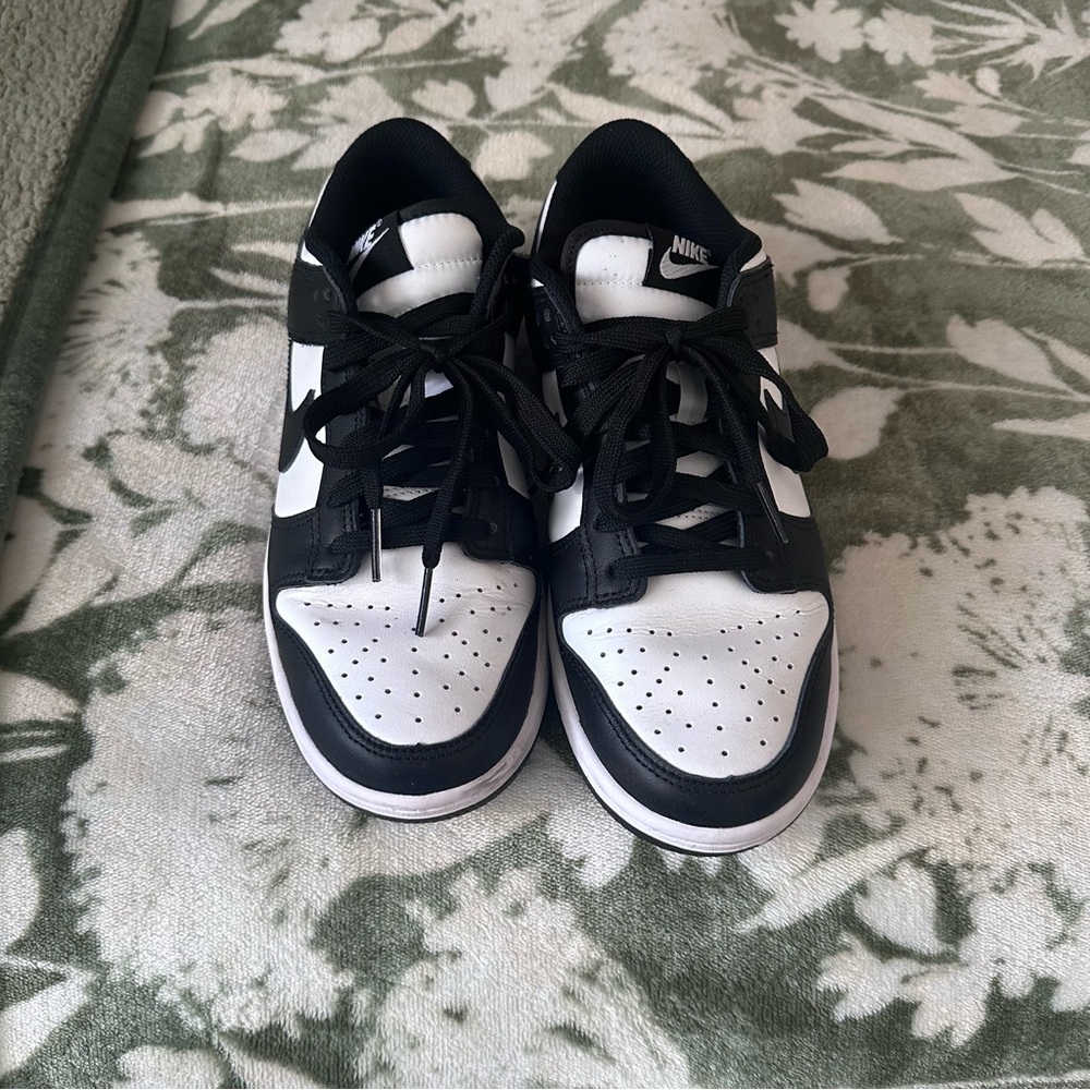 Nike black and white tennis shoes